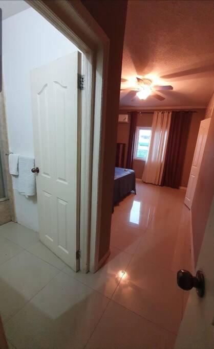 Central Upscale New Kingston Apt With Pool Exterior photo