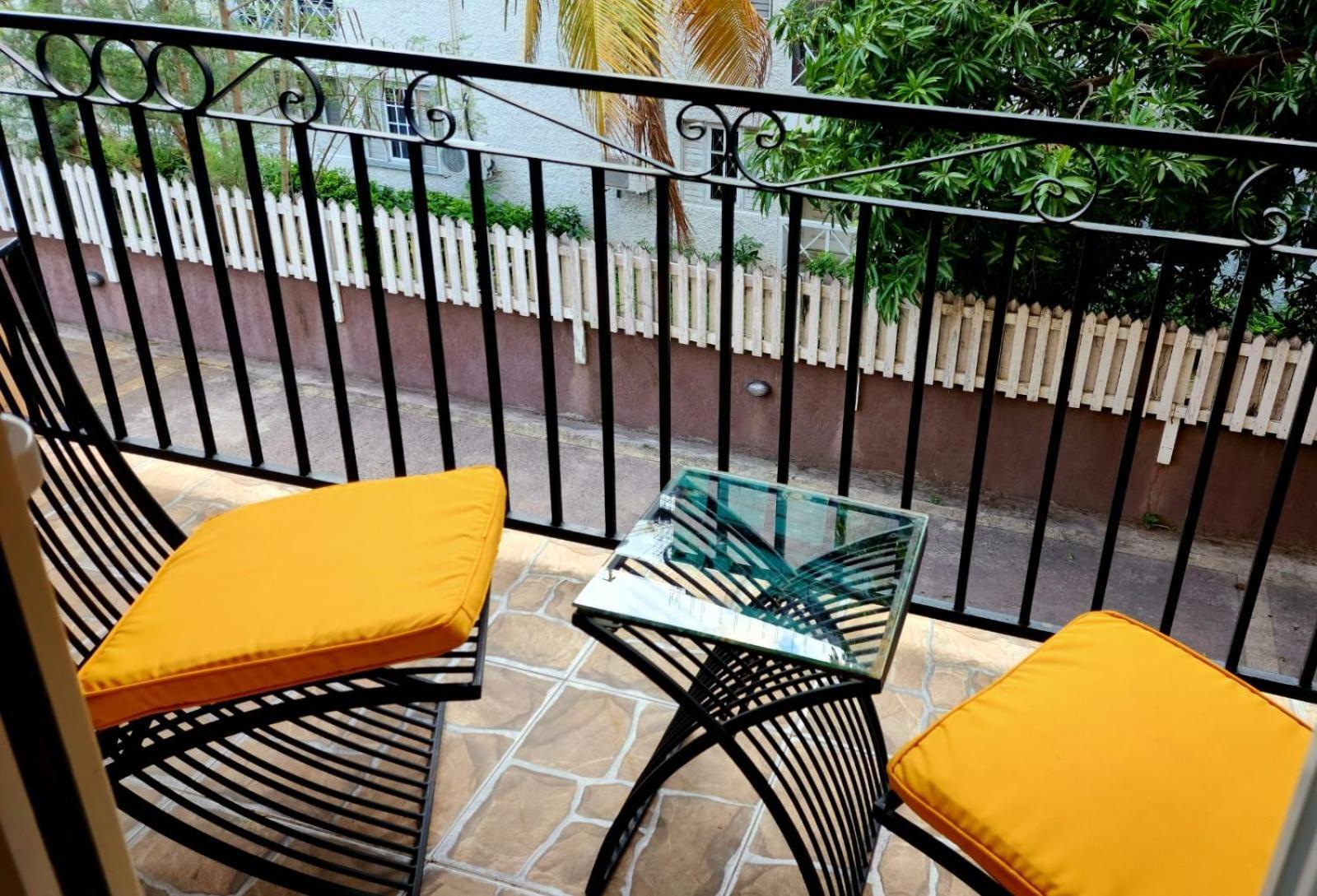 Central Upscale New Kingston Apt With Pool Exterior photo